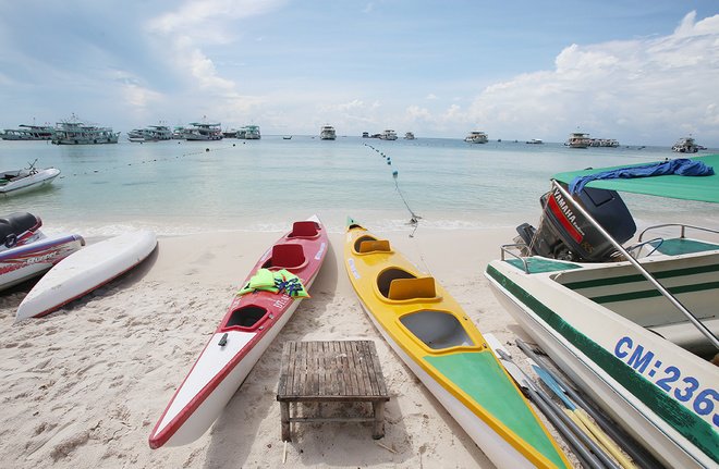 Bãi Sao là bãi tắm đẹp nhất trên đảo với cát trắng mịn, bờ biển dài, thoai thoải, dịch vụ đa dạng từ lặn biển, chèo thuyền, ca nô nước,… sẽ níu chân du khách.